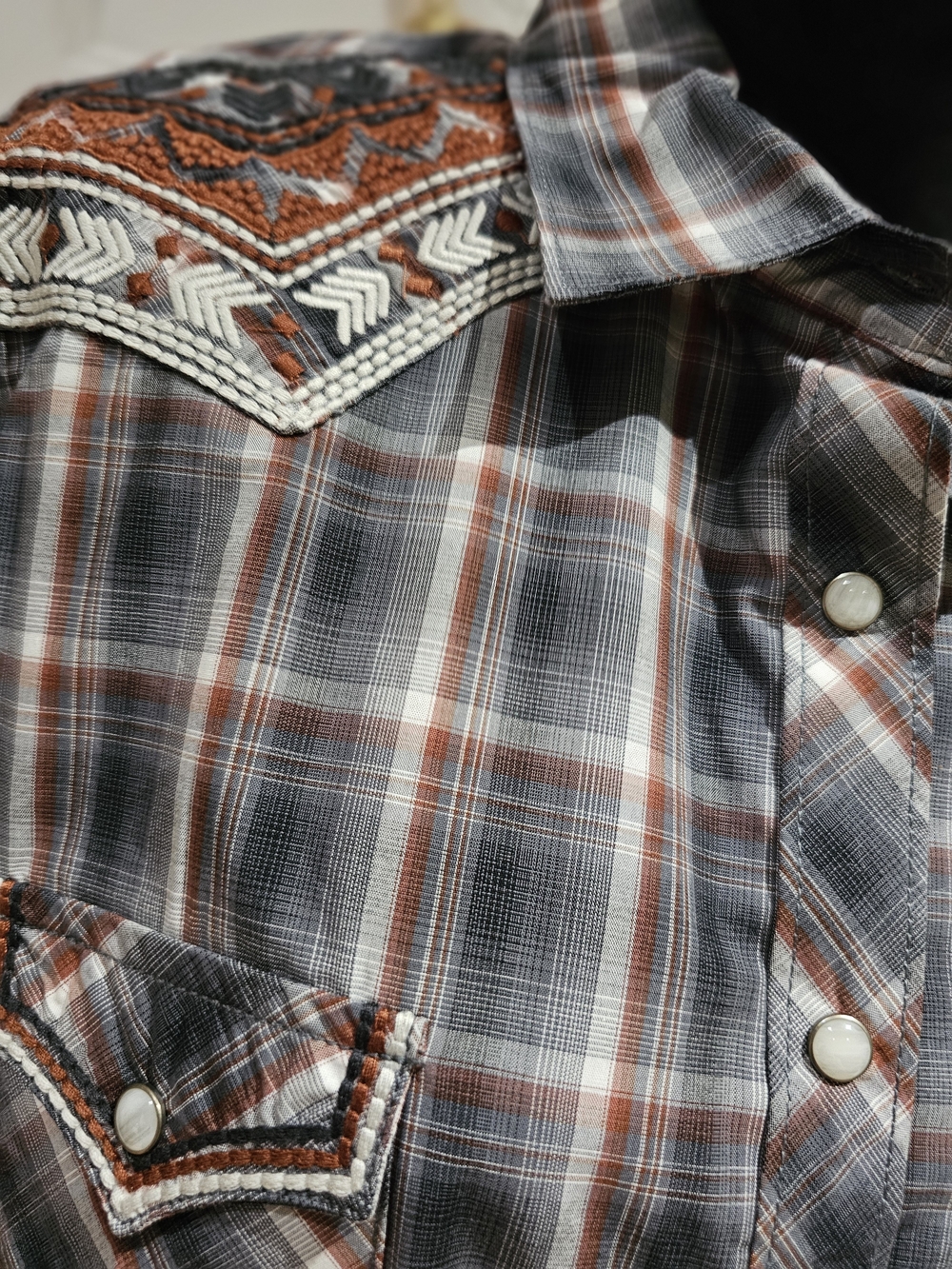 Womens Plaid Western-Style Pearl Snap Front Blouse With Embrodiery - Picture 2 of 8